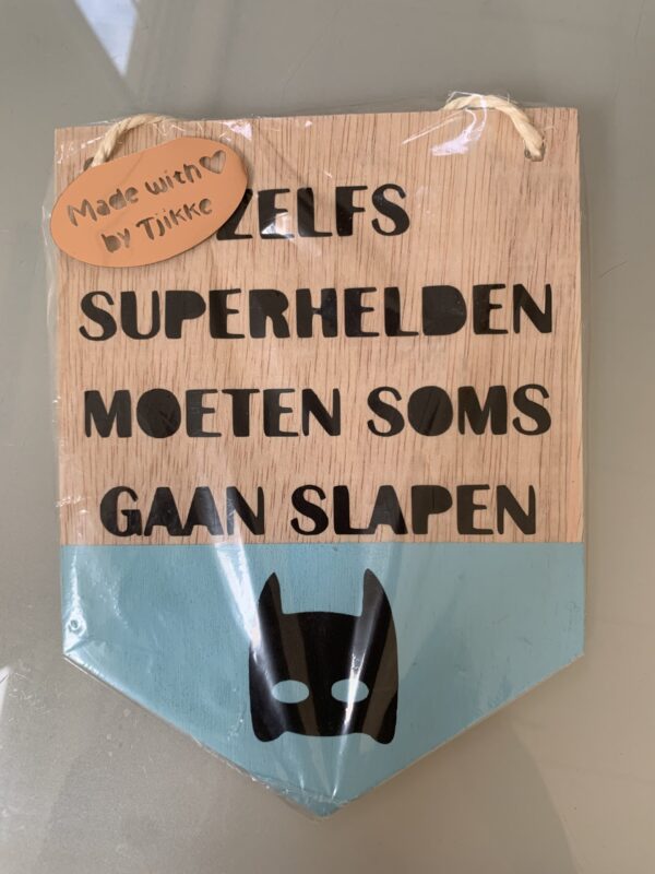 Houten vlaggetje met tekst, superhelden slapen