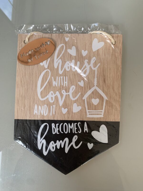 Houten vlaggetje met tekst, house with love