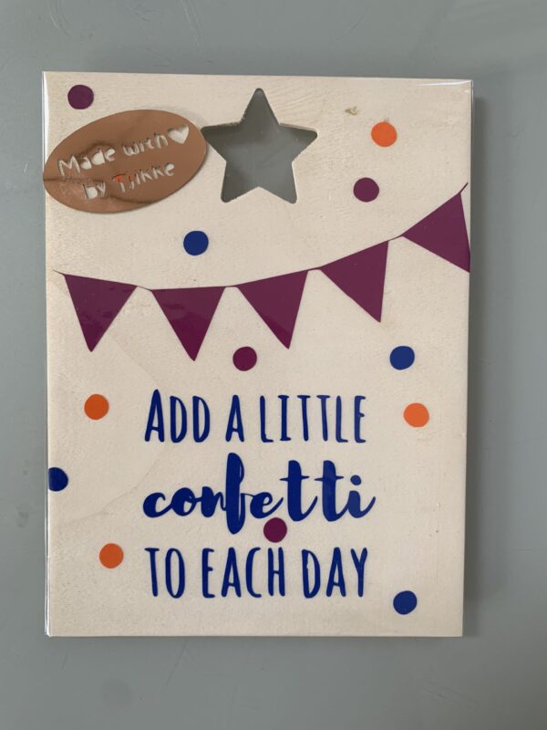 Houten kaart met tekst "add a little confetti to each day"