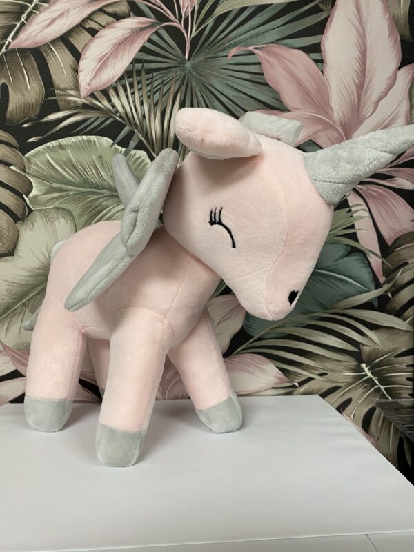 Unicorn knuffel met bedrukking op de vleugels, ca. 30 cm.